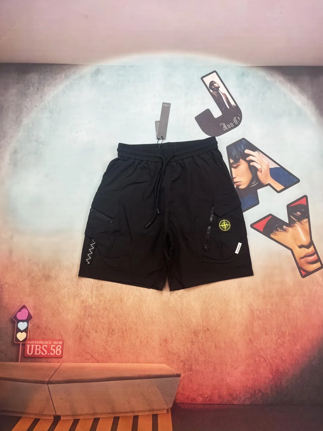 🅿️230 🔘Model number-BS701 🔘Stone Island𝐒𝐓𝐎𝐍𝐄 𝐈𝐒𝐋𝐀𝐍𝐃 25SS large pocket zipper quick-drying badge embroidered sports shorts* The fabric has been specially treated, feels great and is also particularly durable. From the design point of view, these shorts have a classic workwear style, with multiple large pockets, which are not only practical for holding things, but also add a sense of fashion. The zippers on the pockets have exquisite details and open and close smoothly. The iconic compass logo is low-key and unique, instantly upgrading your look. The waist drawstring design can be adjusted according to your waistline, making it more comfortable to wear. There are also many color choices, including classic black, which is versatile and slimming; calm military green, full of outdoor atmosphere; and personalized brown, eye-catching and fashionable. The matching suggestions are as follows: Casual street style: Pair the upper body with a white loose T-shirt, and then wear a pair of black and white sports shoes, such as Converse classics, which are simple and trendy, and are very eye-catching when going out on the street. Outdoor functional style: Wear a black quick-drying short-sleeved jacket inside, a jacket outside, and these shorts on the lower body, along with a pair of outdoor hiking shoes, and a large-capacity functional backpack, which is perfect for hiking and traveling outdoors. Simple sports style: Wear a sports vest on top, a thin sports jacket on top, and pair with these shorts and a pair of sports running shoes to go for fitness or running, comfortable and energetic.  Size: M L XL XXL Color: Black, Light Brown, Army Green